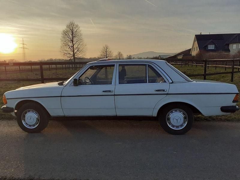 Gebraucht Mercedes 240 72 PS (52 kW) 1982 Weiß Limousine