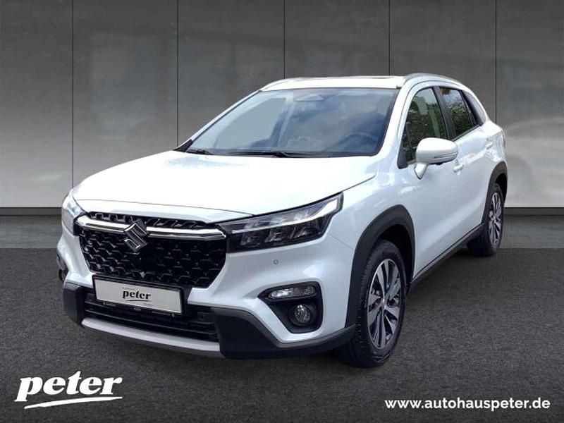 Cool white pearl met. Neu 2025 Suzuki SX4 Comfort+ SUV | 31.940 € (Fairer Preis) - Bild 1/4