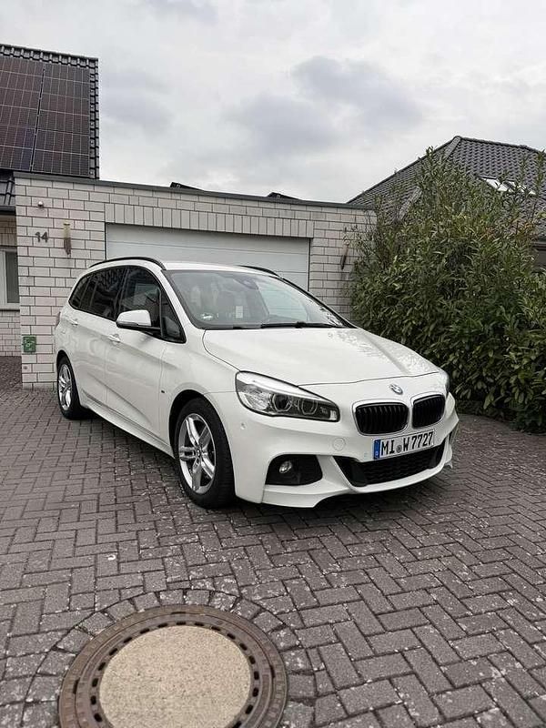 Weiß Gebraucht 2016 BMW 220 M Sport Van / Kleinbus | 18.000 € (Etwas zu teuer) - Bild 1/4