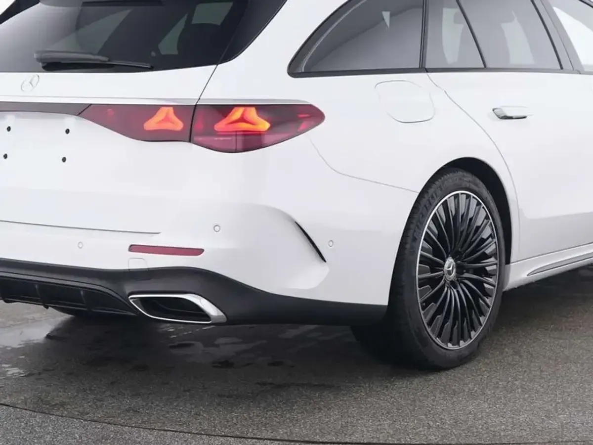Gebraucht Mercedes E300 Advanced 313 PS (230 kW) 2025 Manufaktur lack manufaktur opa Kombi