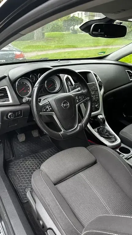 Gebraucht Opel Astra GTC Edition 179 PS (131 kW) 2012 Schwarz Limousine