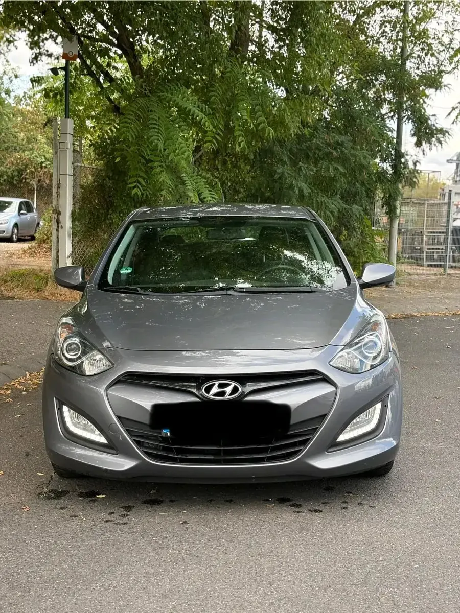 Gebraucht Hyundai i30 100 PS (73 kW) 2013 Grau Kleinwagen