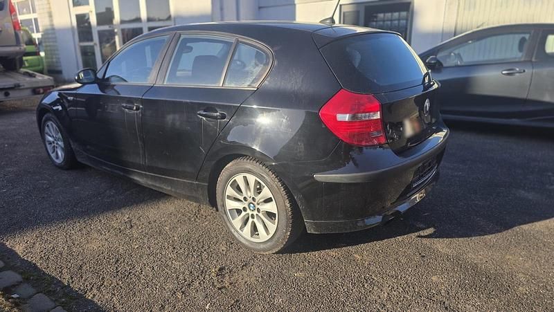 Gebraucht BMW 120 122 PS (89 kW) 2009 Schwarz Kleinwagen