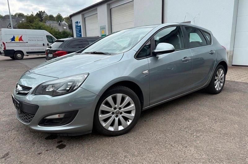 Gebraucht Opel Astra 140 PS (102 kW) 2014 Grau Limousine