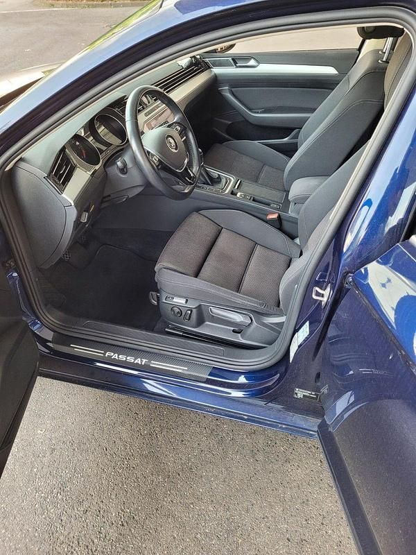 Gebraucht VW Passat Comfortline 150 PS (110 kW) 2018 Blau Kombi