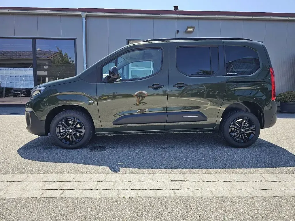 Neu Citroën Berlingo Comfort 131 PS (96 kW) 2026 Sirkkagrün Van / Kleinbus