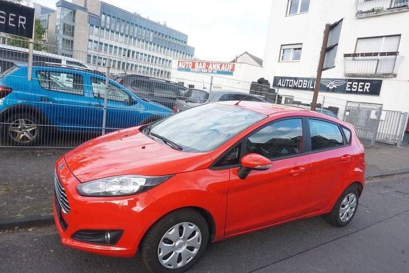 Używany Ford Fiesta Trend 75 KM (55 kW) 2015 Czerwony Sedan/Limuzyna
