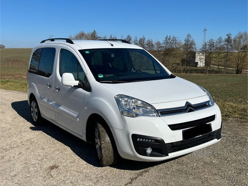 Weiß Gebraucht 2017 Citroën Berlingo PureTech Van / Kleinbus | 12.995 € - Bild 1/4