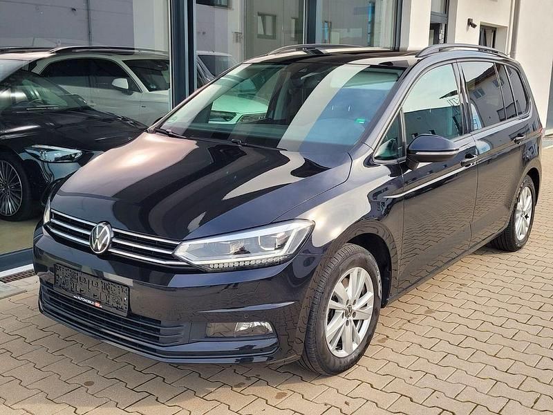 Schwarz Gebraucht 2022 VW Touran Van / Kleinbus | 26.190 € (Etwas zu teuer) - Bild 1/4