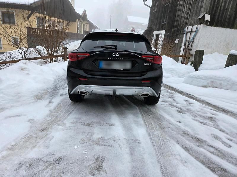 Gebraucht Infiniti QX30 170 PS (125 kW) 2016 Schwarz SUV