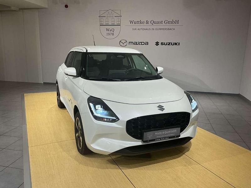 Pure white pearl (zvr) Neu 2025 Suzuki Swift Comfort+ Kleinwagen | 23.250 € - Bild 1/4