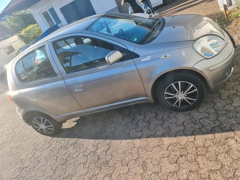 Gold Gebraucht 2005 Toyota Yaris Kleinwagen | 1.350 € (Guter Preis) - Bild 1/4