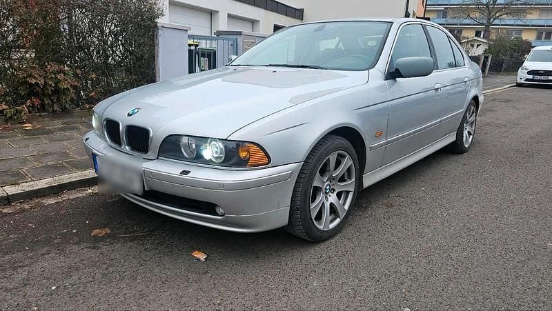Silber Gebraucht 2002 BMW 520 Limousine | 2.150 € (Superpreis) - Bild 1/4
