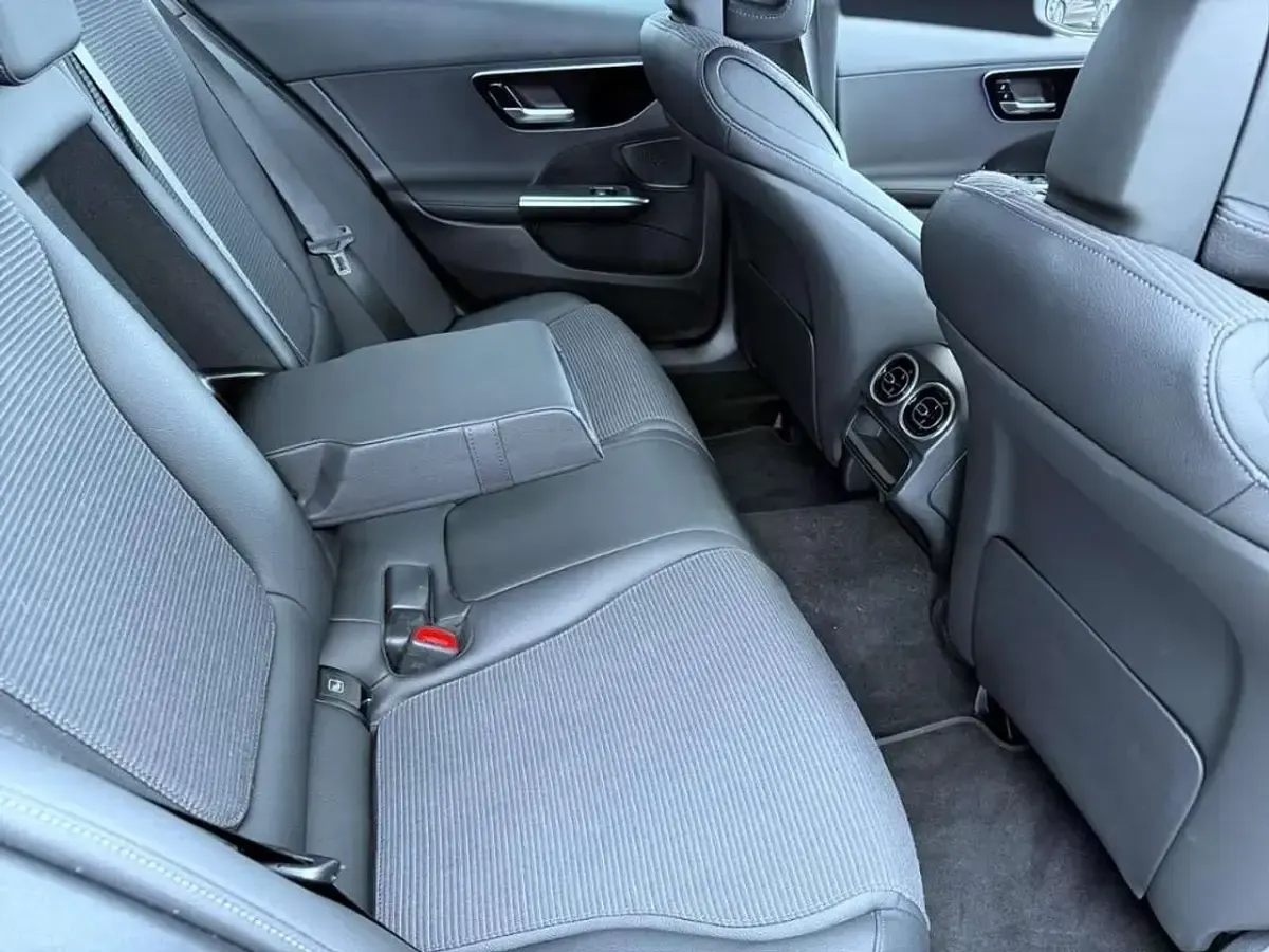Gebraucht Mercedes C200 Avantgarde 204 PS (150 kW) 2025 Silber Limousine