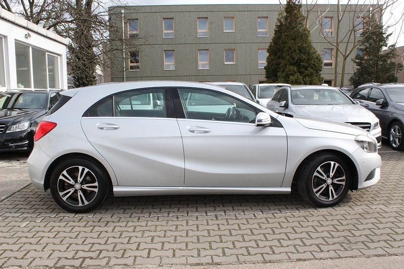 Gebraucht Mercedes A180 Style 122 PS (89 kW) 2014 Silber Limousine