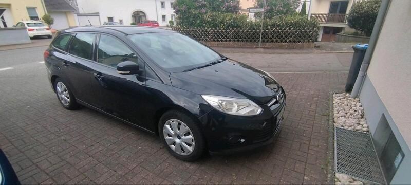 Schwarz Gebraucht 2011 Ford Focus Kombi | 2.990 € (Fairer Preis) - Bild 1/4