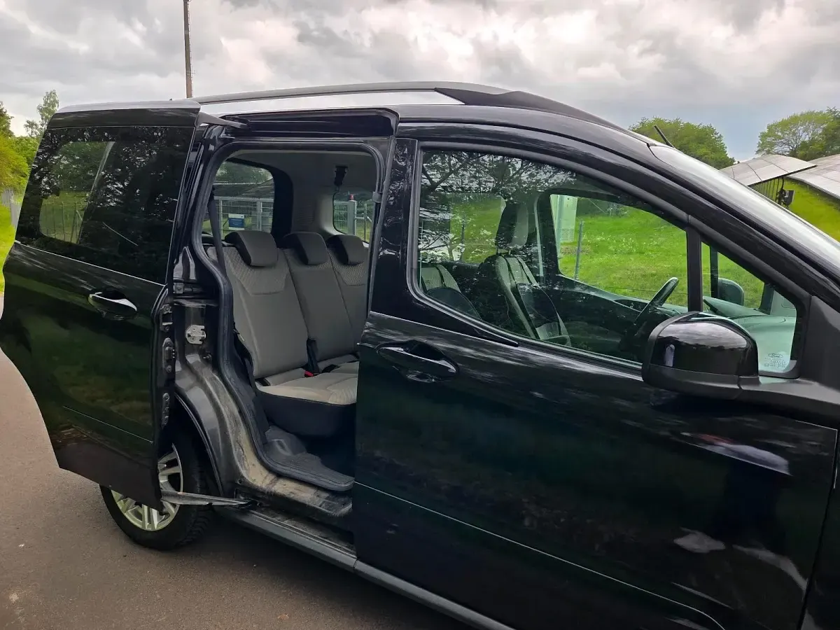 Gebraucht Ford Tourneo Courier 75 PS (55 kW) 2016 Schwarz Van / Kleinbus