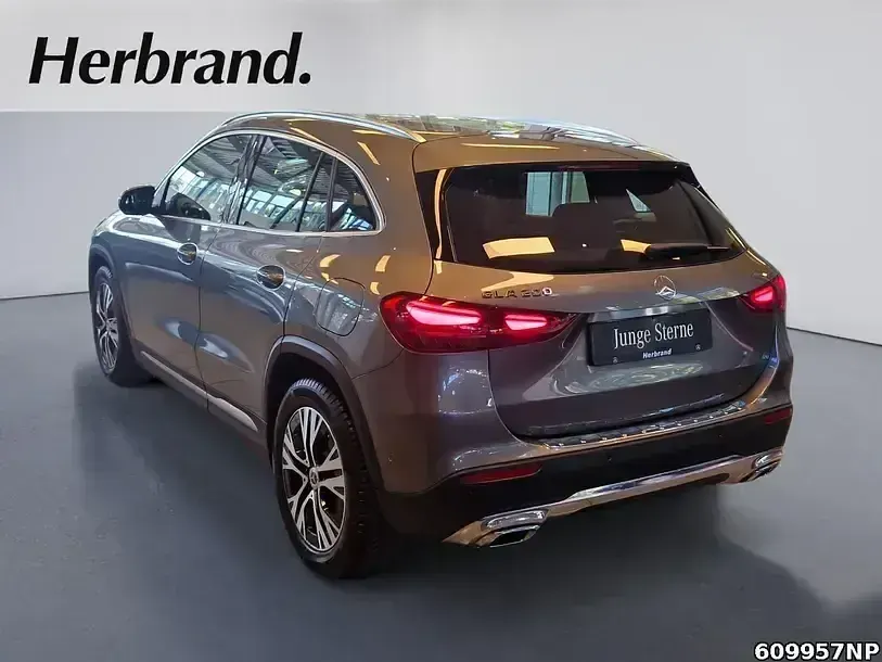 Gebraucht Mercedes GLA200 Progressive 163 PS (119 kW) 2025 Mountaingrau metallic SUV