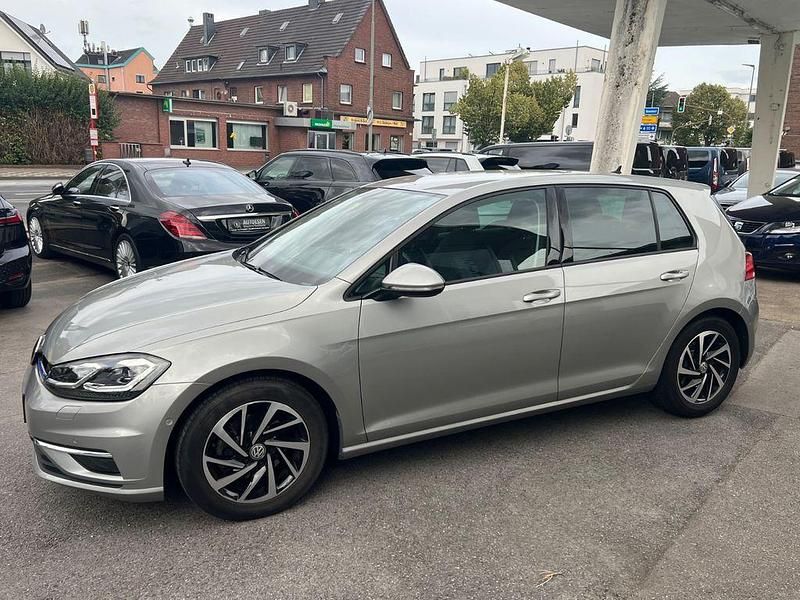 Grau Gebraucht 2018 VW Golf VII Limousine | 16.900 € (Guter Preis) - Bild 1/4