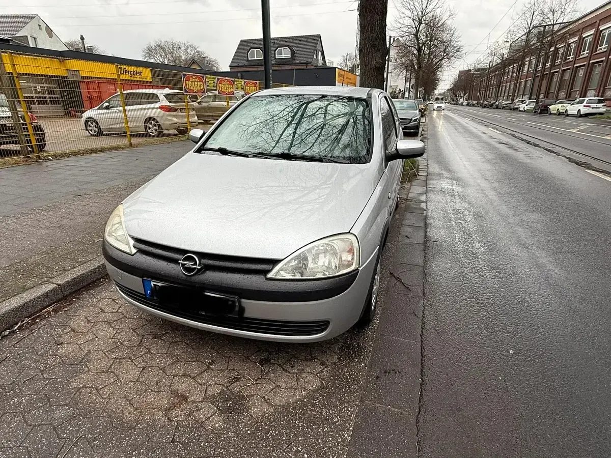 Używany Opel Corsa 58 KM (42 kW) 2002 Srebrny Hatchback