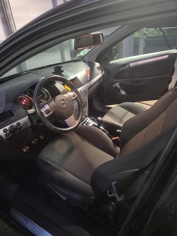 Gebraucht Opel Astra 90 PS (66 kW) 2008 Schwarz Kleinwagen