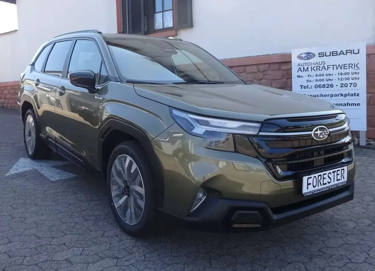 Gebraucht Subaru Forester Platinum 136 PS (100 kW) 2026 Autumn green SUV