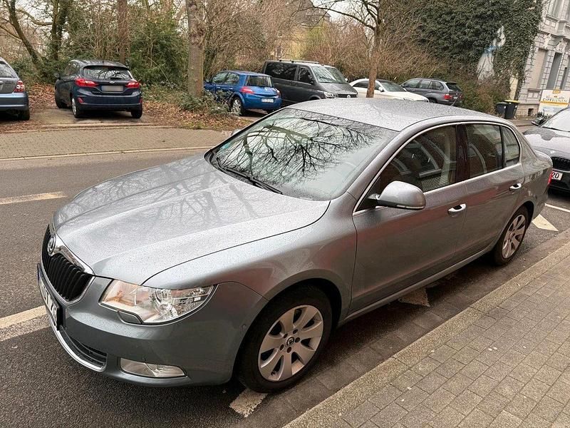 Gebraucht Skoda Superb 160 PS (117 kW) 2010 Silber Limousine