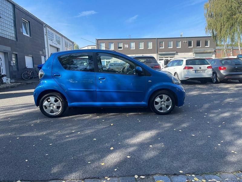 Blau Gebraucht 2010 Toyota Aygo Kleinwagen | 3.730 € (Fairer Preis) - Bild 1/4