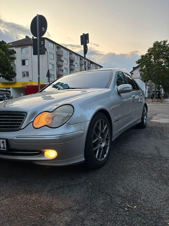 Silber Gebraucht 2003 Mercedes C200 Avantgarde Limousine | 3.800 € (Fairer Preis) - Bild 1/4