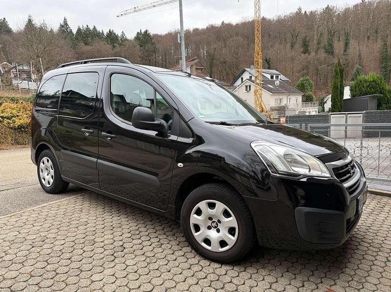 Schwarz Gebraucht 2016 Peugeot TePee Kombi | 7.500 € - Bild 1/4