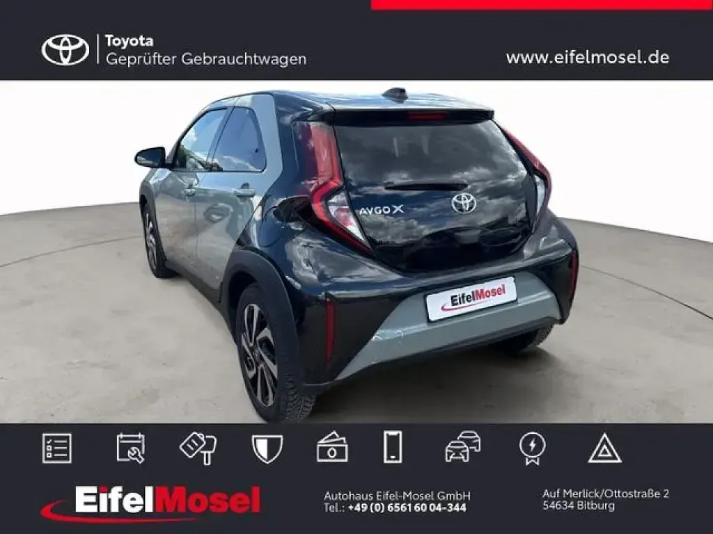 Gebraucht Toyota Aygo X Basis 72 PS (52 kW) 2025 Urban khaki / night sky black SUV