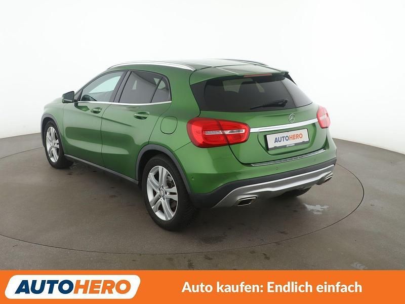 Gebraucht Mercedes GLA180 Urban 122 PS (89 kW) 2016 Grün SUV