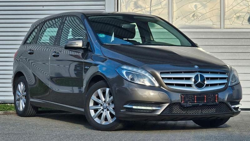 Braun Gebraucht 2012 Mercedes B180 Avantgarde Van / Kleinbus | 8.480 € (Guter Preis) - Bild 1/4