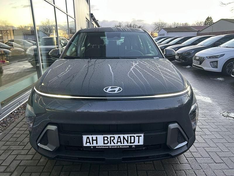 Neu Hyundai Kona Select 150 PS (110 kW) 2026 Grau SUV
