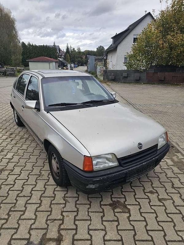 Grau Gebraucht 1991 Opel Kadett Limousine | 700 € - Bild 1/4