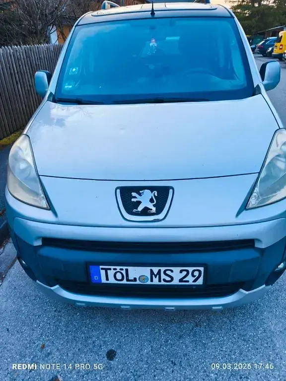 Gebraucht Peugeot Partner Tepee Tendance 92 PS (67 kW) 2010 Silber Van / Kleinbus