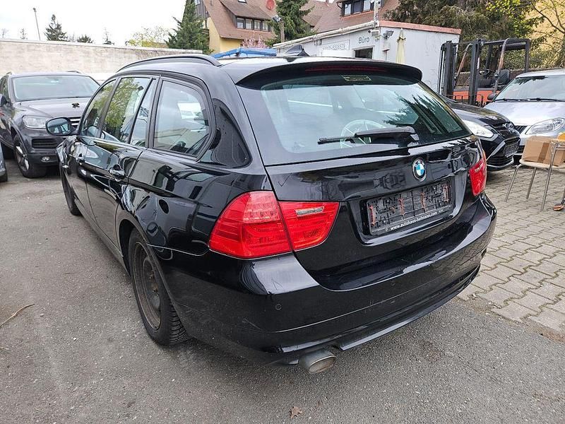 Gebraucht BMW 320 184 PS (135 kW) 2010 Schwarz Kombi