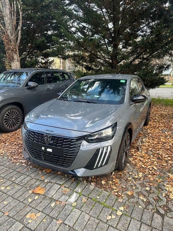 Grau grau/typ aussenverkleidung metallic (metallic) Gebraucht 2024 Peugeot 208 GT Kleinwagen | 19.280 € (Guter Preis) - Bild 1/2