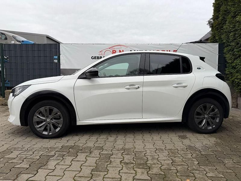 Gebraucht Peugeot e-208 Allure 100 kW (136 PS) 2024 Weiß Kleinwagen