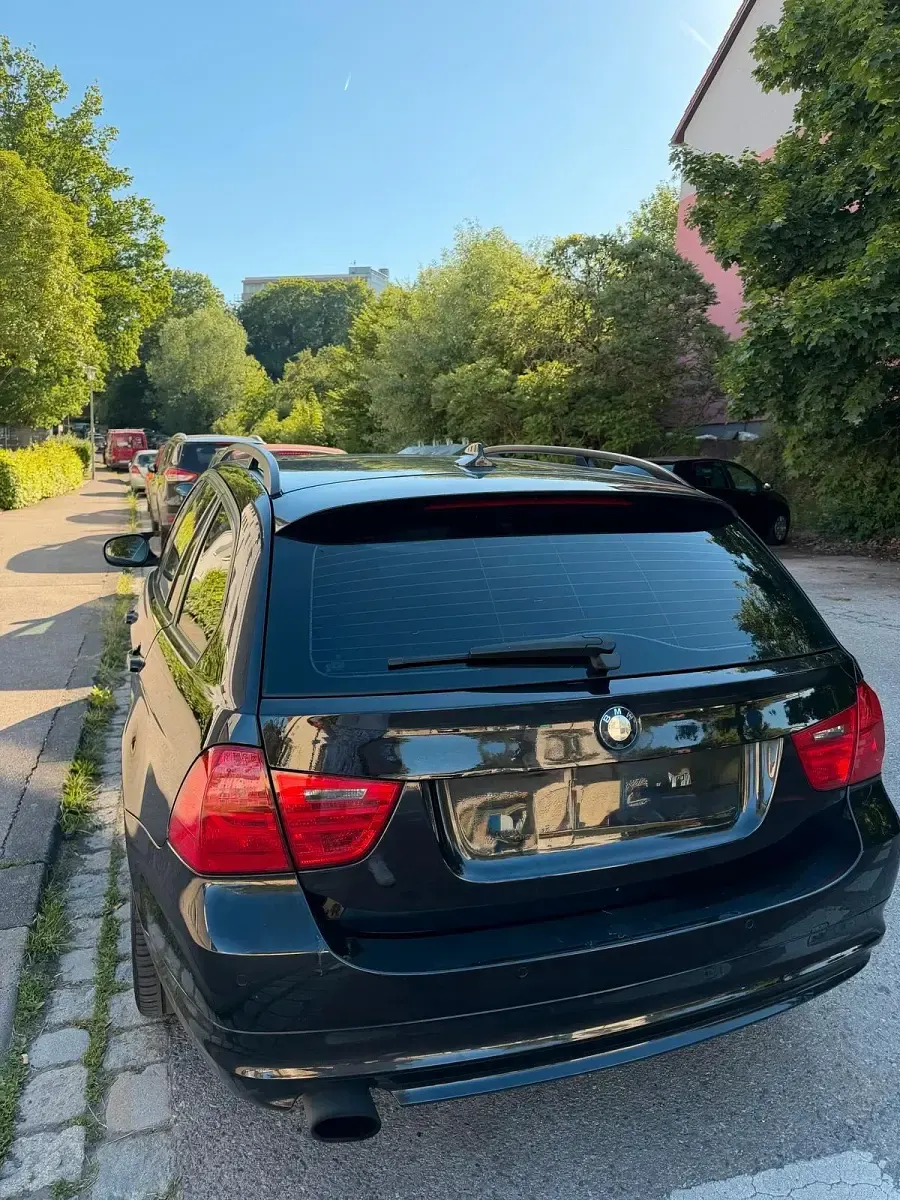 Gebraucht BMW 320 177 PS (130 kW) 2009 Schwarz Kombi