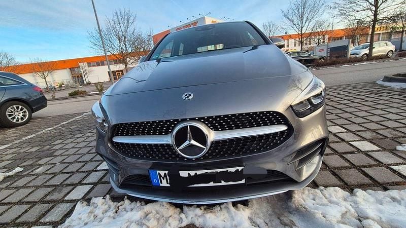 Grau Gebraucht 2019 Mercedes B200 AMG line Van / Kleinbus | 21.400 € (Superpreis) - Bild 1/4