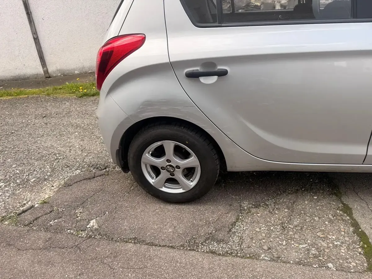 Gebraucht Hyundai i20 86 PS (63 kW) 2013 Grau Kleinwagen