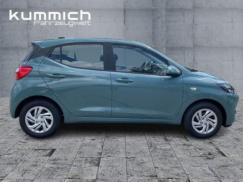 Neu Hyundai i10 Select 63 PS (46 kW) 2025 Mangrove green Kleinwagen