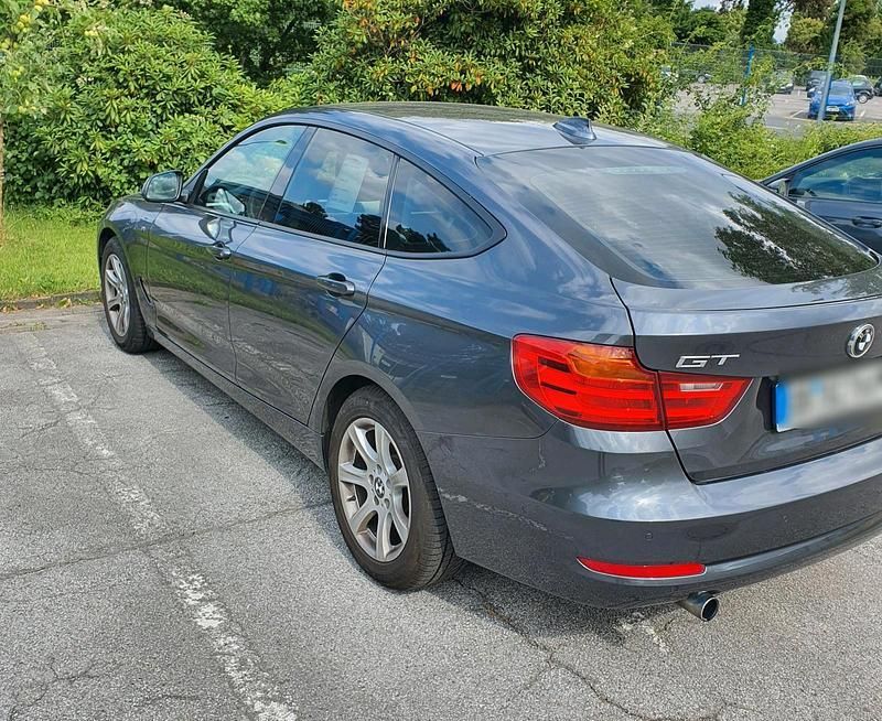 Grau Gebraucht 2013 BMW 318 Gran Turismo Sport Line Limousine | 12.500 € (Fairer Preis) - Bild 1/4
