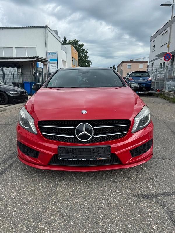Rot Gebraucht 2012 Mercedes A200 AMG line Kleinwagen | 10.500 € (Fairer Preis) - Bild 1/4