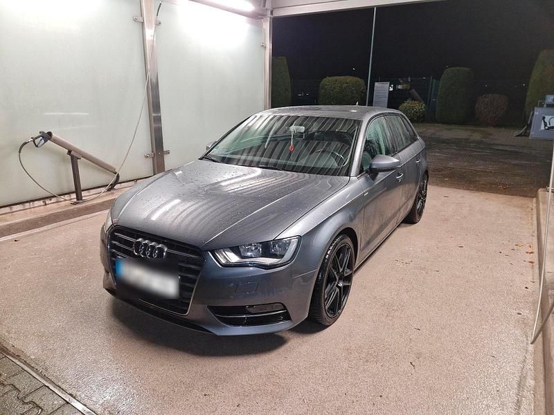 Grau Gebraucht 2015 Audi A3 Sportback Ambition Limousine | 9.000 € (Superpreis) - Bild 1/4
