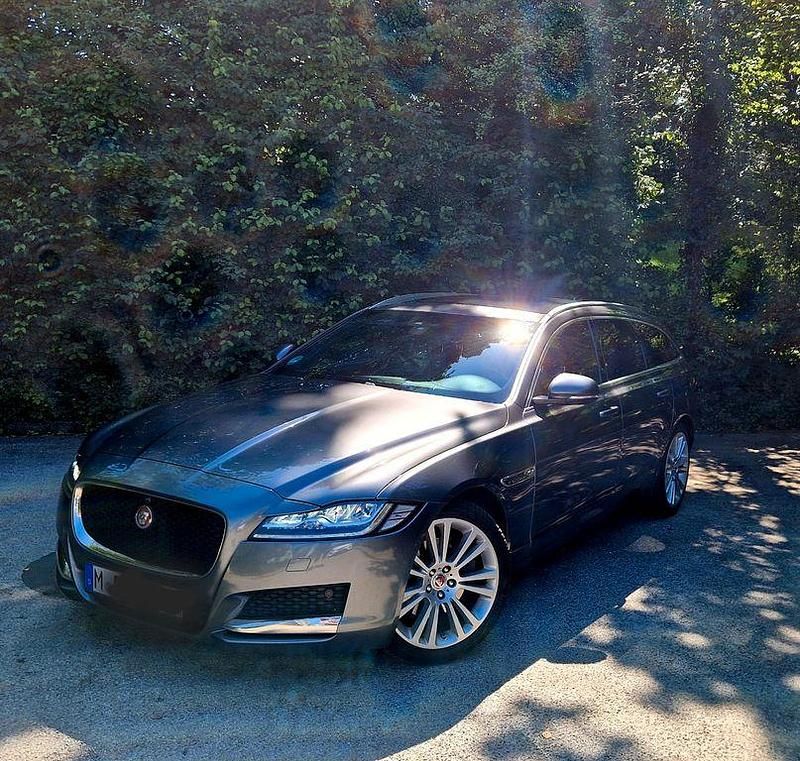 Grau Gebraucht 2017 Jaguar XF Portfolio Limousine | 21.400 € (Fairer Preis) - Bild 1/4
