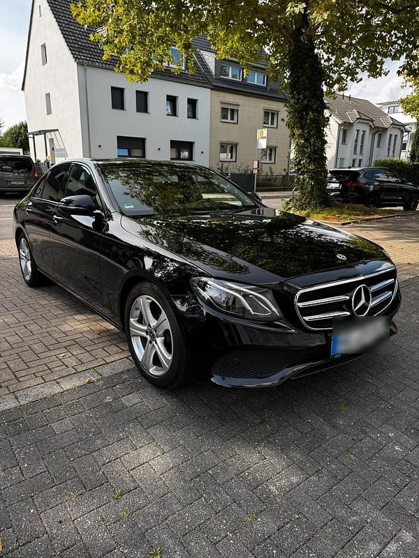 Schwarz Gebraucht 2019 Mercedes E200 Avantgarde Limousine | 21.499 € (Superpreis) - Bild 1/4