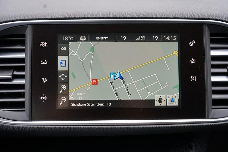 Gebraucht Peugeot 308 Active 110 PS (80 kW) 2015 Schwarz Limousine