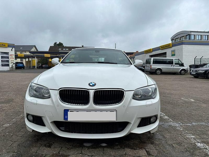 Weiß Gebraucht 2011 BMW 320 Cabriolet Sport Line Cabrio | 9.300 € (Etwas zu teuer) - Bild 1/4